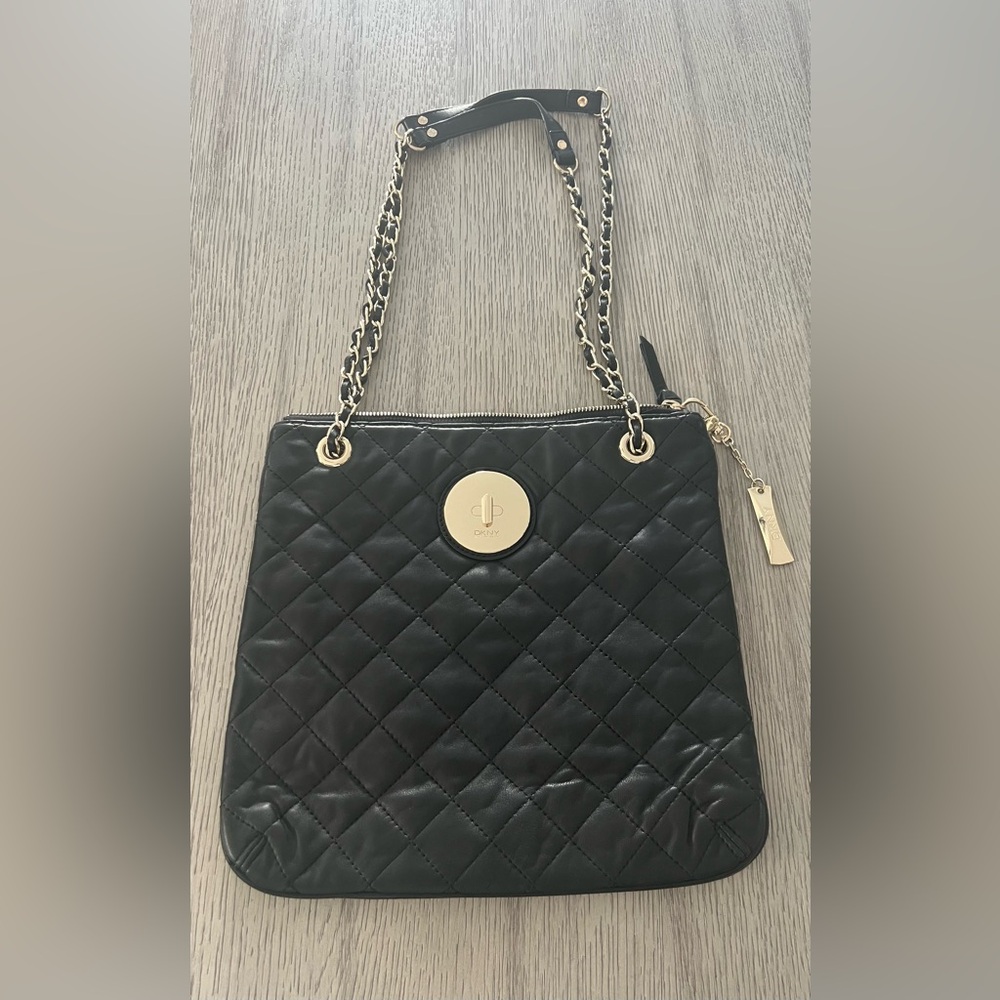 DKNY  Women’s quilted leather  shoulder purse